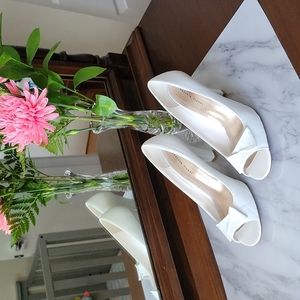 Roberto Vianni White Leather Peep Toe Bow Heels- Size 9